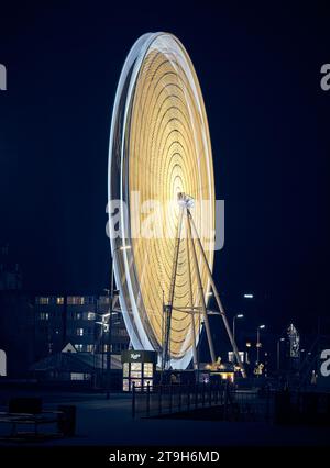 Beobachtungsrad Auge der Ostsee dreht bei Nacht in Zelenogradsk (ehemals Cranz), Russland Stockfoto