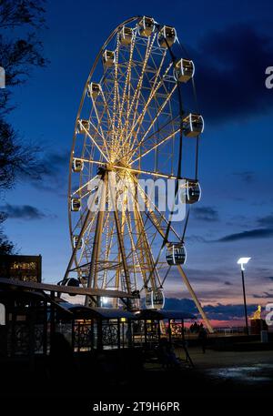 Beobachtungsrad Auge der Ostsee bei Nacht in Zelenogradsk (ehemals Cranz), Russland Stockfoto