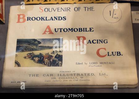 1907 Souvenir des Brooklands Automobile Racing Club, geschrieben von Lord Montagu, ausgestellt im Brooklands Museum, Weybridge, Surrey, Großbritannien Stockfoto