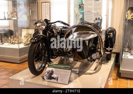 1933 Brough Superior 1150 Motorrad mit Sidecar im Brooklands Museum, Weybridge, Surrey, Großbritannien Stockfoto