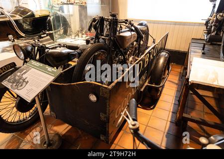 1930 Douglas 600 ccm S6 und Beiwagen im Brooklands Museum, Weybridge, Surrey, Großbritannien Stockfoto