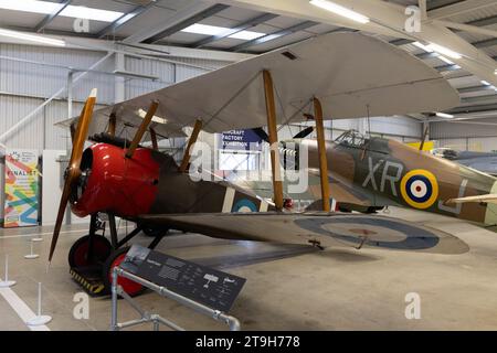 Replik Sopwith Camel World war One Kampfflugzeug im Brooklands Museum, Weybridge, Surrey, Großbritannien Stockfoto