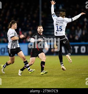 LONDON, VEREINIGTES KÖNIGREICH. November 2023. Elliot Daly of Saracens (links) in Aktion während Saracens vs Bristol Bears - Gallagher Premiership Rugby R im StoneX Stadium am Samstag, 25. November 2023. LONDON ENGLAND. Quelle: Taka G Wu/Alamy Live News Stockfoto