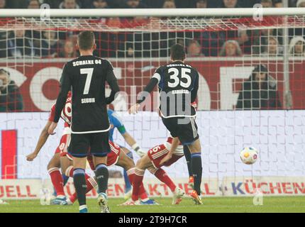 Düsseldorf, Deutschland. November 2023. Fußball: Bundesliga 2, Fortuna Düsseldorf - FC Schalke 04, Spieltag 14, in der Merkur Spiel-Arena. Schalkes Marcin Kaminski (r) erzielt das 1:3. Hinweis: Roland Weihrauch/dpa – WICHTIGER HINWEIS: gemäß den Vorschriften der DFL Deutscher Fußball-Liga und des DFB Deutscher Fußball-Bundes ist es verboten, im Stadion und/oder des Spiels aufgenommene Fotografien in Form von sequenziellen Bildern und/oder videoähnlichen Fotoserien zu verwenden oder zu nutzen./dpa/Alamy Live News Stockfoto