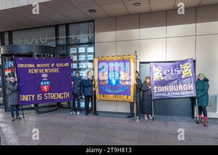 Glasgow, Schottland, Großbritannien. November 2023. Der Scottish Trades Union Congress, der jährliche Anti-Rassismus-Marsch am St. Andrew's Day in Glasgow. Der diesjährige Slogan „From Erskine to Elgin: The Far Right is not Welcome“ (von Erskine zu Elgin: Die extreme Rechte ist nicht willkommen) Credit: R.Gass/Alamy Live News Stockfoto