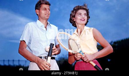 JOHN F. KENNEDY mit seiner damaligen Verlobten Jacqueline Bouvier um 1953 in seiner Familie in Hyannis Port, Ma Stockfoto