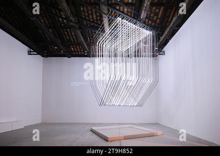 Venedig, Italien - 9. November 2023: Inverted Neonhaus im Pavillon der Republik Kosovo errichtet Venedig Architekturbiennale 2023 Stockfoto