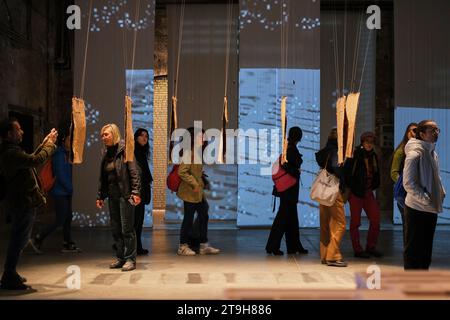 Venedig, Italien - 9. November 2023: Besucher besuchen die Architekturbiennale von Venedig 2023 Stockfoto