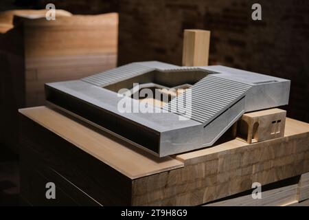 Architekturmodell aus Holz und Beton, entworfen von ZAO Standard Architecture, im Arsenale-Gebäude, Venice Architecture Biennale 2023 Stockfoto