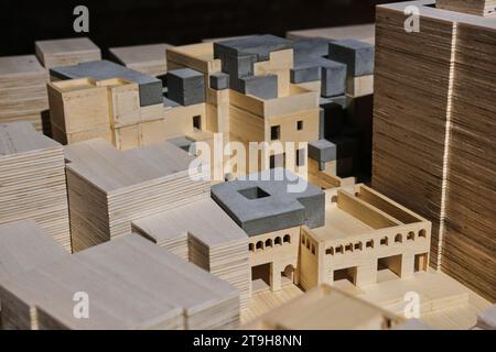 Architekturmodell aus Holz und Beton, entworfen von ZAO Standard Architecture, im Arsenale-Gebäude, Venice Architecture Biennale 2023 Stockfoto