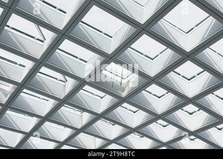 Venedig, Italien - 9. November 2023: Moderne futuristische Glasdecke des Flughafens Venedig Stockfoto