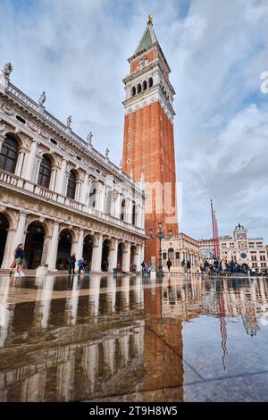 Venedig, Italien - 9. November 2023: Markusplatz, Glockenturm des Markusdoms Stockfoto