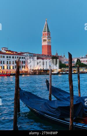 Venedig, Italien - 9. November 2023: Blick auf den Markusplatz mit der Basilika und dem Dogenpalast von Dorsoduro aus Stockfoto