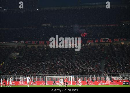 AC Mailand Fans beim italienischen Fußballspiel der Serie A zwischen AC Mailand und ACF Fiorentina am 25. November 2023 im Giuseppe Meazza San Siro Siro-Stadion in Mailand. Foto: Tiziano Ballabio Stockfoto
