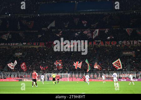 AC Mailand Fans beim italienischen Fußballspiel der Serie A zwischen AC Mailand und ACF Fiorentina am 25. November 2023 im Giuseppe Meazza San Siro Siro-Stadion in Mailand. Foto: Tiziano Ballabio Stockfoto