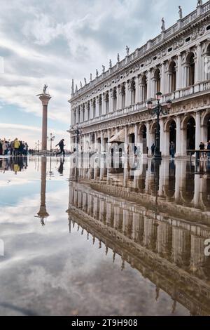 Venedig, Italien - 9. November 2023: Markusplatz (Piazza San Marco) und Colonna di San Todaro an einem regnerischen Tag Stockfoto