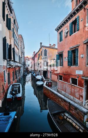 Venedig, Italien - 9. November 2023: Stadtbild und Kanäle von Venedig und farbenfrohe und alte Architektur der Stadt Stockfoto
