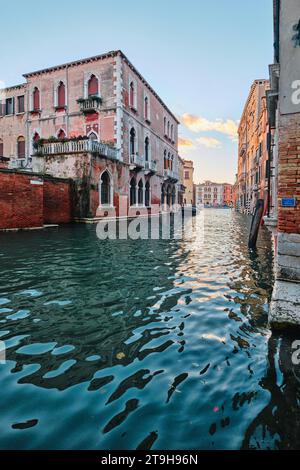 Venedig, Italien - 9. November 2023: Stadtbild und Kanäle von Venedig und farbenfrohe und alte Architektur der Stadt Stockfoto