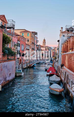Venedig, Italien - 9. November 2023: Stadtbild und Kanäle von Venedig und farbenfrohe und alte Architektur der Stadt Stockfoto