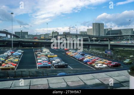 1977 Archivfoto des Parkplatzes im Zentrum von Glasgow. Blick auf W von ungefähr der Argyle Street (aktuelle Lage des Glasgow Marriott Hotel) mit Auffahrt zur Autobahn M8 im Vordergrund. Stockfoto