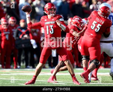 Louisville, Usa. November 2023. Der Quarterback Jack Plummer (13) der Louisville Cardinals wirft den Fußball unter Druck der Kentucky Wildcats während der ersten Spielhälfte im L&N Stadium am Samstag, den 25. November 2023 in Louisville. Kentucky. Foto von John Sommers II/UPI Credit: UPI/Alamy Live News Stockfoto