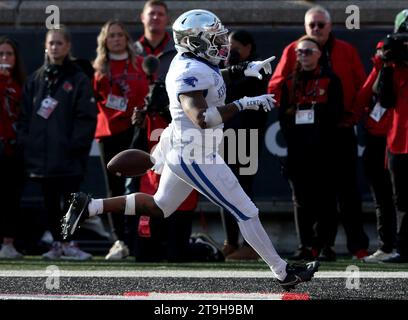 Louisville, Usa. November 2023. Kentucky Wildcats Running Back Ray Davis (1) feiert den Sieg im Touchdown gegen die Louisville Cardinals während der zweiten Spielhälfte im L&N Stadium am Samstag, den 25. November 2023 in Louisville. Kentucky. Foto von John Sommers II/UPI Credit: UPI/Alamy Live News Stockfoto