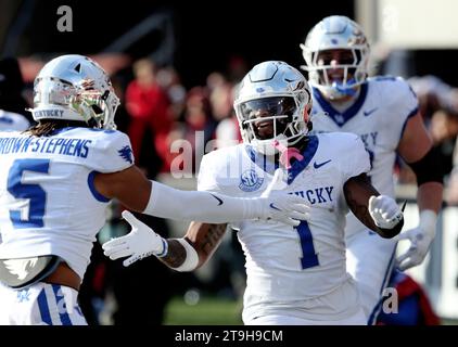 Louisville, Usa. November 2023. Kentucky Wildcats Running Back Ray Davis (1) feiert mit Anthony Brown-Stephens (5), nachdem er am Samstag, den 25. November 2023 in Louisville im L&N Stadium gegen die Louisville Cardinals in der zweiten Spielhälfte im Touchdown gegen die Louisville Cardinals gelaufen ist. Kentucky. Foto von John Sommers II/UPI Credit: UPI/Alamy Live News Stockfoto