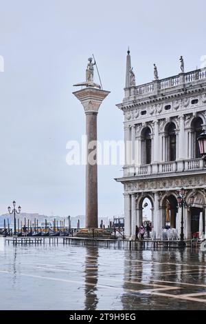 Venedig, Italien - 9. November 2023: Markusplatz (Piazza San Marco) und Colonna di San Todaro an einem regnerischen Tag Stockfoto