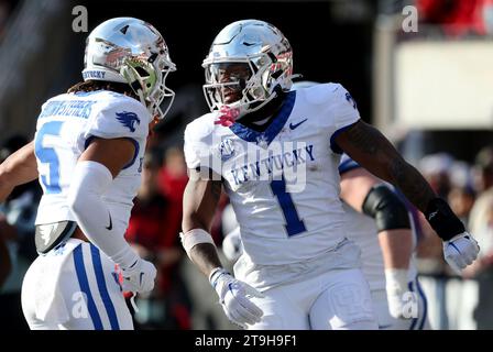 Louisville, Usa. November 2023. Kentucky Wildcats Running Back Ray Davis (1) feiert mit Anthony Brown-Stephens (5), nachdem er am Samstag, den 25. November 2023 in Louisville im L&N Stadium gegen die Louisville Cardinals in der zweiten Spielhälfte im Touchdown gegen die Louisville Cardinals gelaufen ist. Kentucky. Foto von John Sommers II/UPI Credit: UPI/Alamy Live News Stockfoto