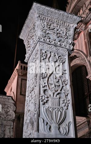 Venedig, Italien - 9. November 2023: Die Pilastri Acritani vor dem St. Markusbasilika, aus der Kirche St. Polyeuctus, Constantiopel 1204 Stockfoto