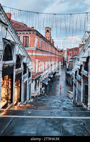 Venedig, Italien - 9. November 2023: Leere Straße der Rialtobrücke am frühen Morgen Stockfoto