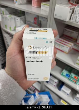 Prag, Tschechische republik- 18. Oktober 2023:LAGEVRIO MSD Hartkapseln mit MOLNUPIRAVIR für Patienten in der tschechischen Apotheke.COVID-19 Lagevrio (Molnupiravir) Stockfoto