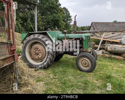 Historische tschechische Traktoren - Zetor 25 Traktor, noch in traditionellen kleinen Familienbetrieben verwendet, Veteran Oldtimer-Dieseltraktor Zetor-Mechanisierung Stockfoto