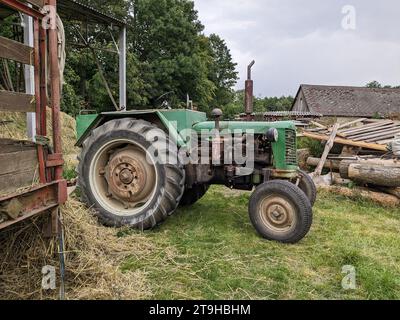 Historische tschechische Traktoren - Zetor 25 Traktor, noch in traditionellen kleinen Familienbetrieben verwendet, Veteran Oldtimer-Dieseltraktor Zetor-Mechanisierung Stockfoto