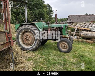 Historische tschechische Traktoren - Zetor 25 Traktor, noch in traditionellen kleinen Familienbetrieben verwendet, Veteran Oldtimer-Dieseltraktor Zetor-Mechanisierung Stockfoto