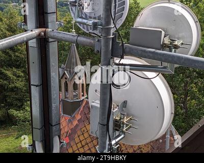 Telekommunikationsturm mit 5G-Mobilnetzantenne, wlan-Verbindung und Mobiltelefon- und Fernsehübertragung basierend auf einem Turm, der als Aussichtsturm verwendet wird Stockfoto