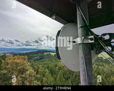 Telekommunikationsturm mit 5G-Mobilnetzantenne, wlan-Verbindung und Mobiltelefon- und Fernsehübertragung basierend auf einem Turm, der als Aussichtsturm verwendet wird Stockfoto