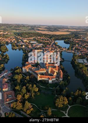 Telc ist eine Stadt in der südlichen Tschechischen Republik, bekannt für ihre italienische Renaissance-Architektur, einschließlich des Schlosses, ehemals eine gotische Burg, Aerial Stockfoto