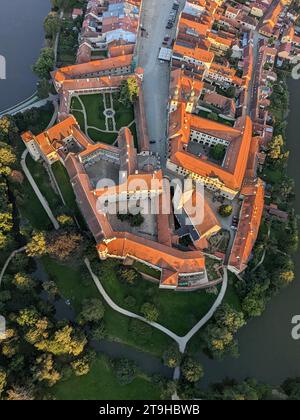 Telc ist eine Stadt in der südlichen Tschechischen Republik, bekannt für ihre italienische Renaissance-Architektur, einschließlich des Schlosses, ehemals eine gotische Burg, Aerial Stockfoto