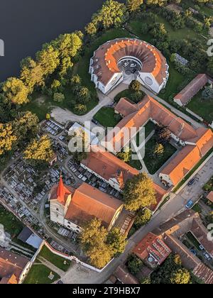 Telc ist eine Stadt in der südlichen Tschechischen Republik, bekannt für ihre italienische Renaissance-Architektur, einschließlich des Schlosses, ehemals eine gotische Burg, Aerial Stockfoto