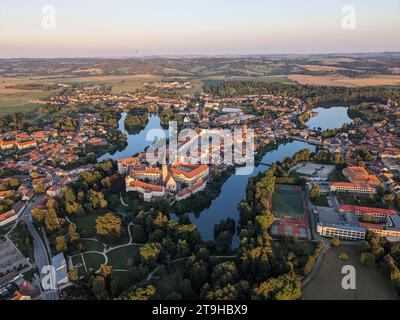 Telc ist eine Stadt in der südlichen Tschechischen Republik, bekannt für ihre italienische Renaissance-Architektur, einschließlich des Schlosses, ehemals eine gotische Burg, Aerial Stockfoto