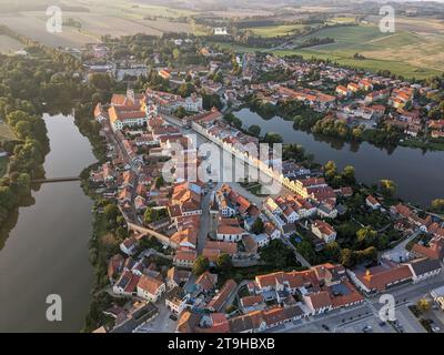 Telc ist eine Stadt in der südlichen Tschechischen Republik, bekannt für ihre italienische Renaissance-Architektur, einschließlich des Schlosses, ehemals eine gotische Burg, Aerial Stockfoto