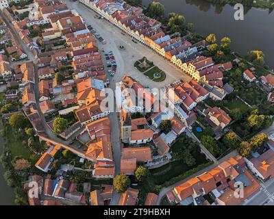 Telc ist eine Stadt in der südlichen Tschechischen Republik, bekannt für ihre italienische Renaissance-Architektur, einschließlich des Schlosses, ehemals eine gotische Burg, Aerial Stockfoto