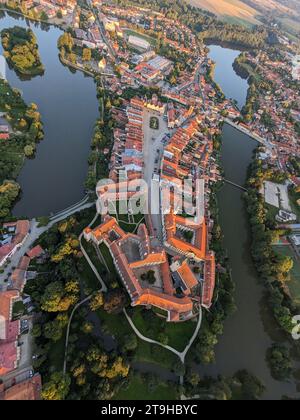 Telc ist eine Stadt in der südlichen Tschechischen Republik, bekannt für ihre italienische Renaissance-Architektur, einschließlich des Schlosses, ehemals eine gotische Burg, Aerial Stockfoto