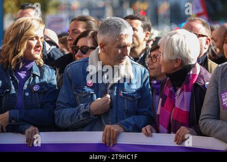 Madrid, Spanien. November 2023. Der Innenminister der spanischen Regierung, Fernando Grande-Marlaska, wurde während der feministischen Demonstration des internationalen Tages gesehen. Hunderte von Menschen haben auf den Straßen von Zentral-Madrid demonstriert, um einen neuen internationalen Tag gegen sexistische Gewalt zu gedenken. Quelle: SOPA Images Limited/Alamy Live News Stockfoto