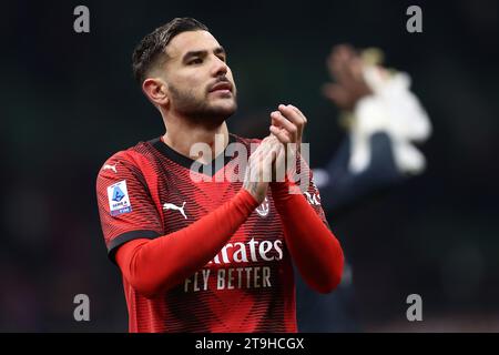 Mailand, Italien. November 2023. Theo Hernandez vom AC Mailand feiert am 25. November 2023 im Stadio Giuseppe Meazza in Mailand das Ende der Serie A zwischen AC Mailand und ACF Fiorentina. Quelle: Marco Canoniero/Alamy Live News Stockfoto