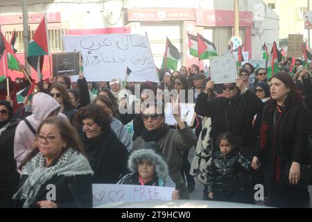 Ein STILLER MARSCH VON FRAUEN AUS TUNESIEN ZU FRAUEN AUS PALÄSTINA - lege dein Herz auf mein Herz, Yammah - Samstag, 25. November 2023, - Ort der Menschenrechte, in der Avenue Mohamed V in Tunis, in Richtung Stadttheater. Dieser von entschlossenen Frauen organisierte märz soll eine emotionale Brücke zwischen den Frauen Tunesiens und denen Palästinas schaffen. Unter dem Slogan "Put your Heart on my Heart, yammah " ist dieser Ansatz Ausdruck der Unterstützung für palästinensische Frauen, die vor unüberwindbaren Herausforderungen stehen.Foto Wassime Mahjoub. Tunis, Tunesien: Ein stiller und vereinter marsch für die Frauen von Pa Stockfoto