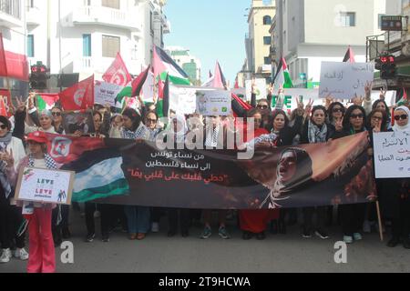 Ein STILLER MARSCH VON FRAUEN AUS TUNESIEN ZU FRAUEN AUS PALÄSTINA - lege dein Herz auf mein Herz, Yammah - Samstag, 25. November 2023, - Ort der Menschenrechte, in der Avenue Mohamed V in Tunis, in Richtung Stadttheater. Dieser von entschlossenen Frauen organisierte märz soll eine emotionale Brücke zwischen den Frauen Tunesiens und denen Palästinas schaffen. Unter dem Slogan "Put your Heart on my Heart, yammah " ist dieser Ansatz Ausdruck der Unterstützung für palästinensische Frauen, die vor unüberwindbaren Herausforderungen stehen.Foto Wassime Mahjoub. Tunis, Tunesien: Ein stiller und vereinter marsch für die Frauen von Pa Stockfoto