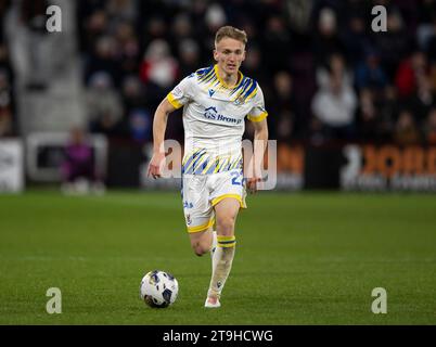 Edinburgh, Großbritannien. November 2023. Scottish Premiership - Heart of Midlothian FC gegen St Johnstone FC 25/11/2023 St Johnstone Mittelfeldspieler Matthew Smith bringt den Ball in die Höhe, als Hearts im Tynecastle Stadium, Edinburgh, UK, gegen St Johnstone spielen. Credit: Ian Jacobs/Alamy Live News Stockfoto