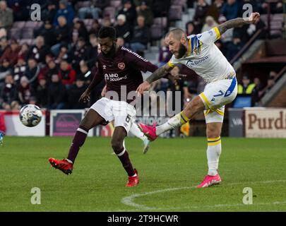 Edinburgh, Großbritannien. November 2023. Scottish Premiership - Heart of Midlothian FC gegen St Johnstone FC 25/11/2023 Stürmer Stevie May, aus der Gefahr, als Hearts im Tynecastle Stadium, Edinburgh, UK, gegen St. Johnstone antreten Stockfoto